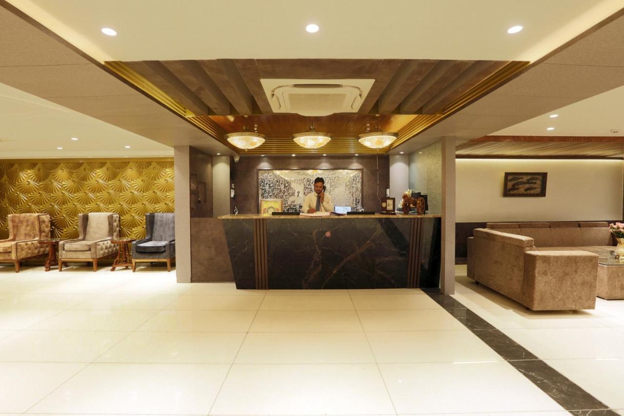 Hotel Sakura By Maps Гургаон Екстериор снимка