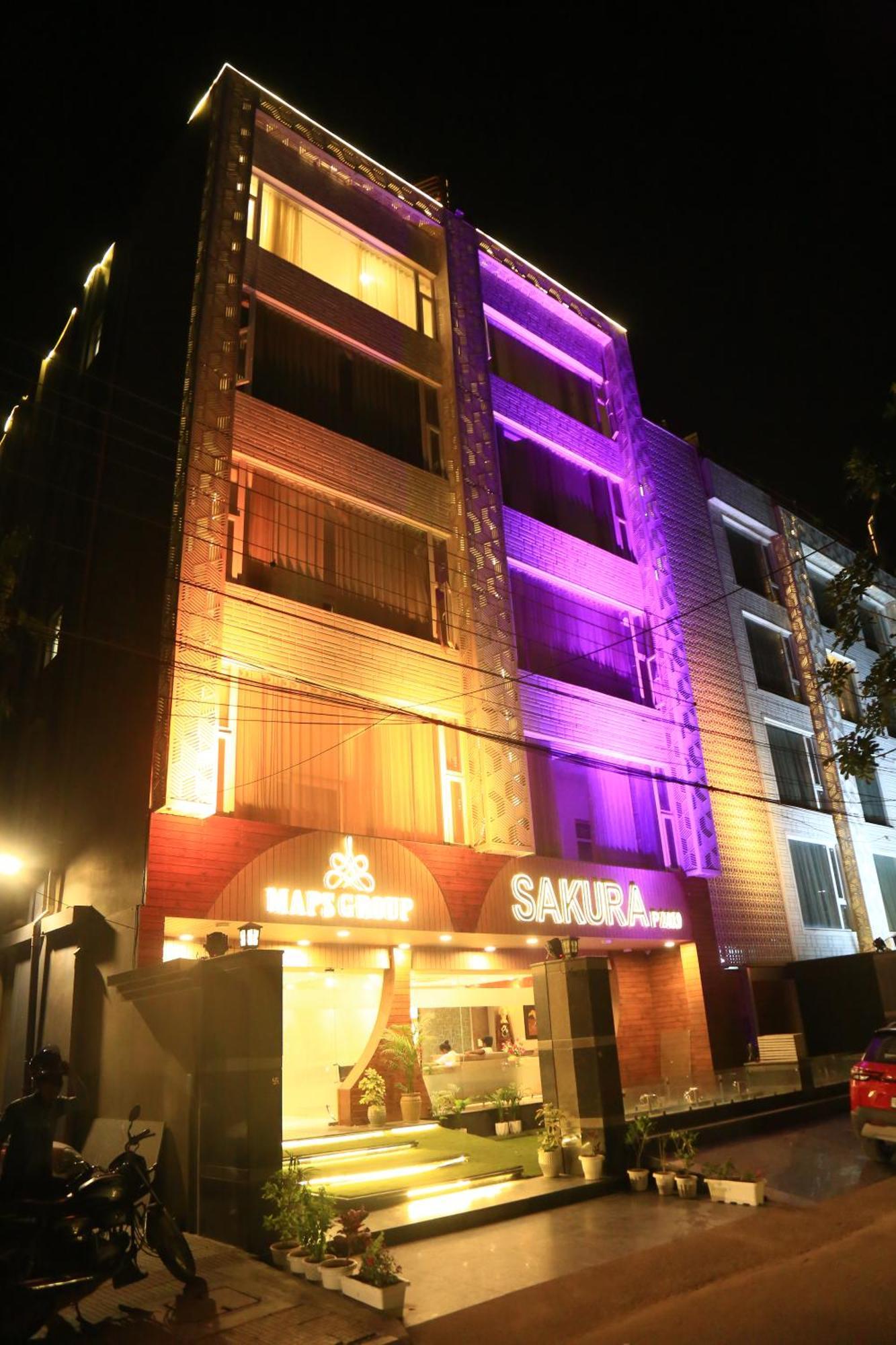 Hotel Sakura By Maps Гургаон Екстериор снимка
